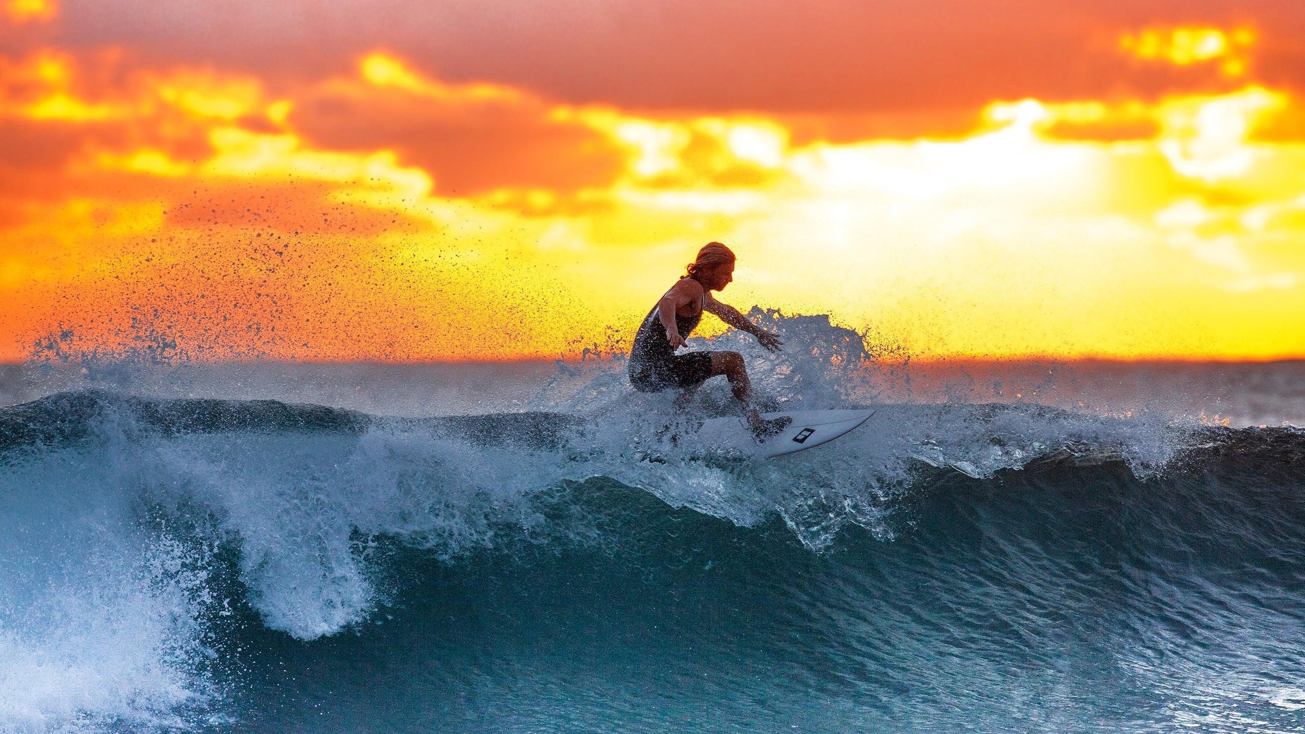 开云网页版-当逆境触碰心灵，拜仁球员重伤倒地，本泽马率全队围拢祈祷的动人一幕，逆境中的温暖，本泽马率全队为重伤拜仁球员祈祷